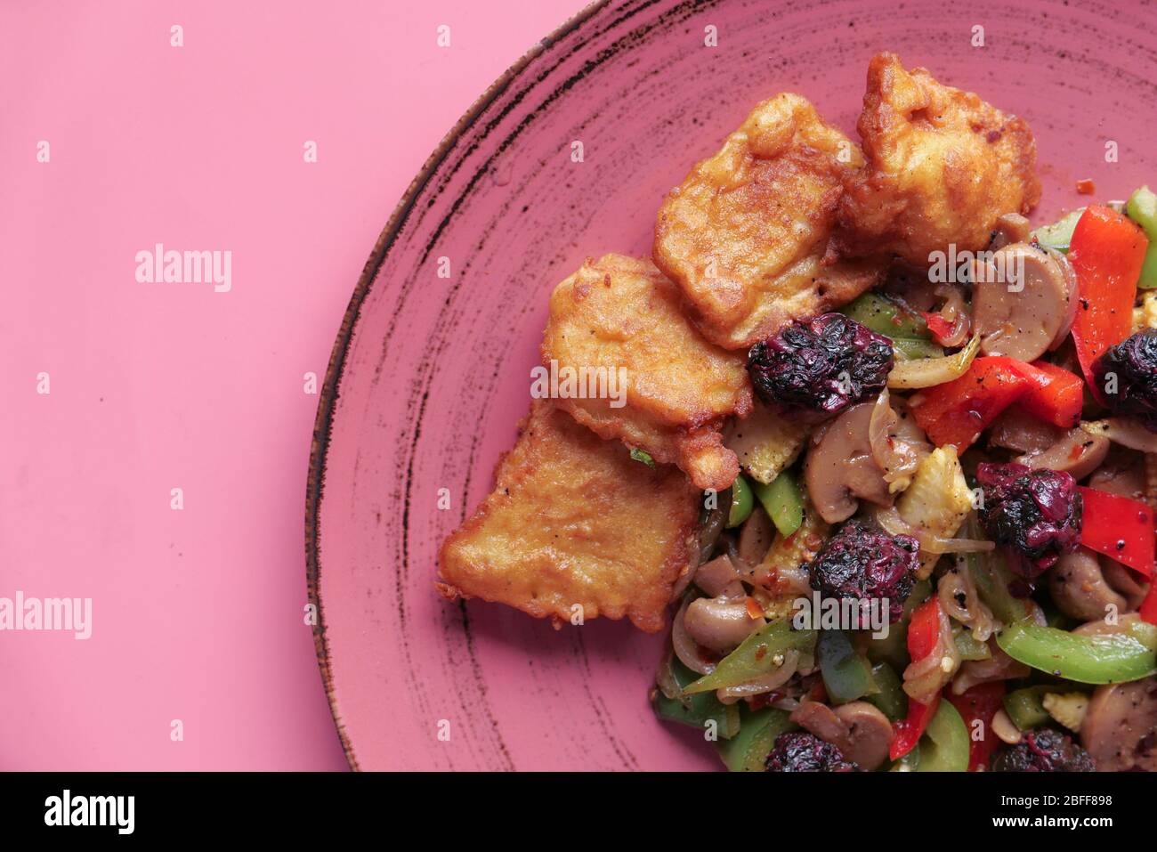 Pepite di pollo fritte e insalata sul piatto. Foto Stock
