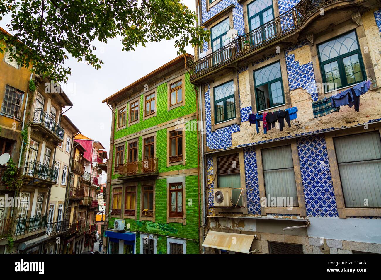 Tipiche case storiche della città vecchia con decorazioni azulejos a Porto, Portogallo Foto Stock