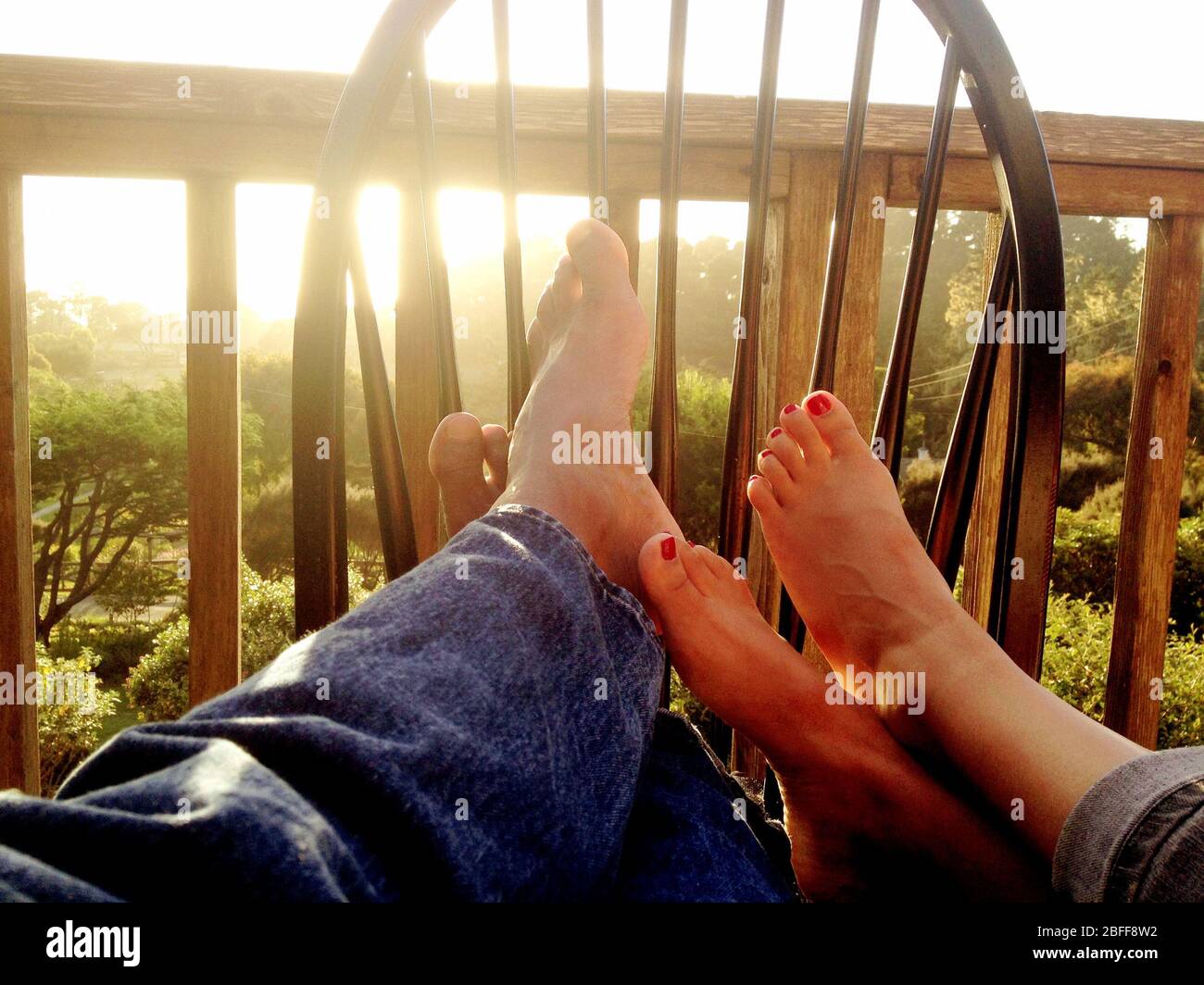 Una coppia mette i piedi su e si svolge mentre in vacanza Foto Stock