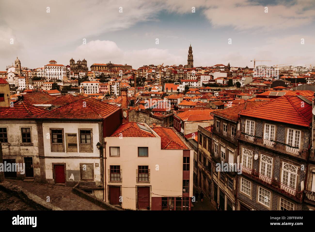 Bellissimo panorama degli edifici storici della città vecchia di Porto, Portogallo Foto Stock