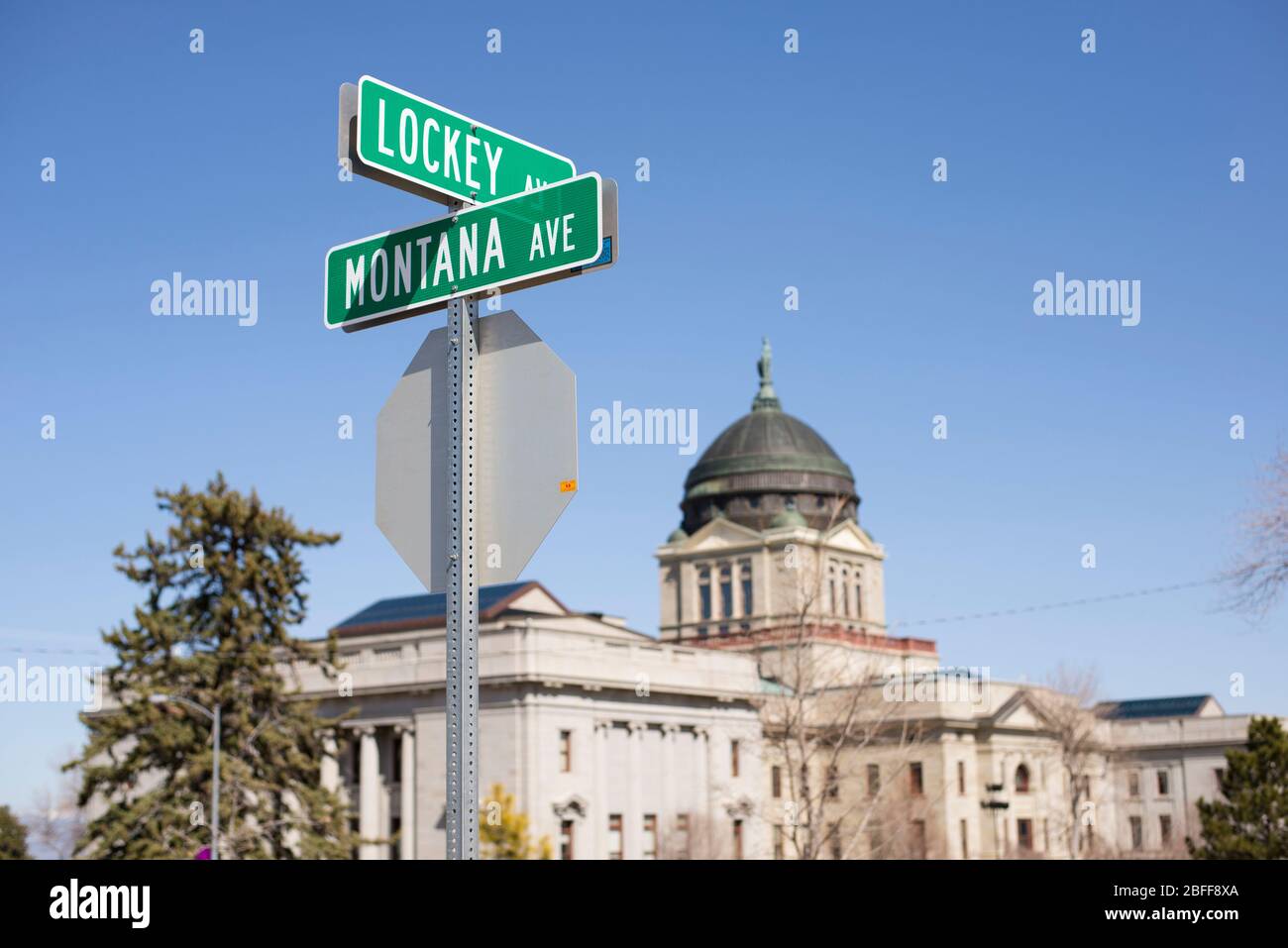 Helena, Montana - 8 aprile 2020: Strada e indicazioni stradali di Montana Avenue e Lockey Avenue per l'edificio del Campidoglio del Montana. Una strada principale Foto Stock