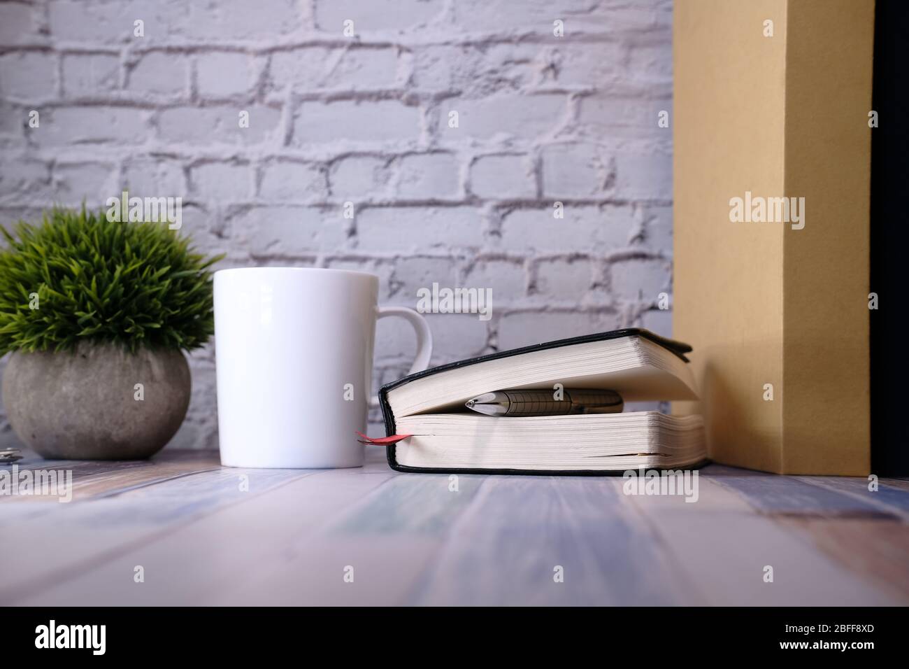pianificatore di notebook per lavoro con tazza di caffè sul tavolo. Foto Stock