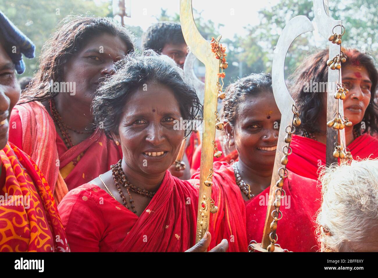 Devoti in abito rosso e sickleshaped spade al kurumba sree Sree Kurumba Bhagavati Temple, Kodungallur,durante il festival bharani,thrissur,Kerala, India Foto Stock