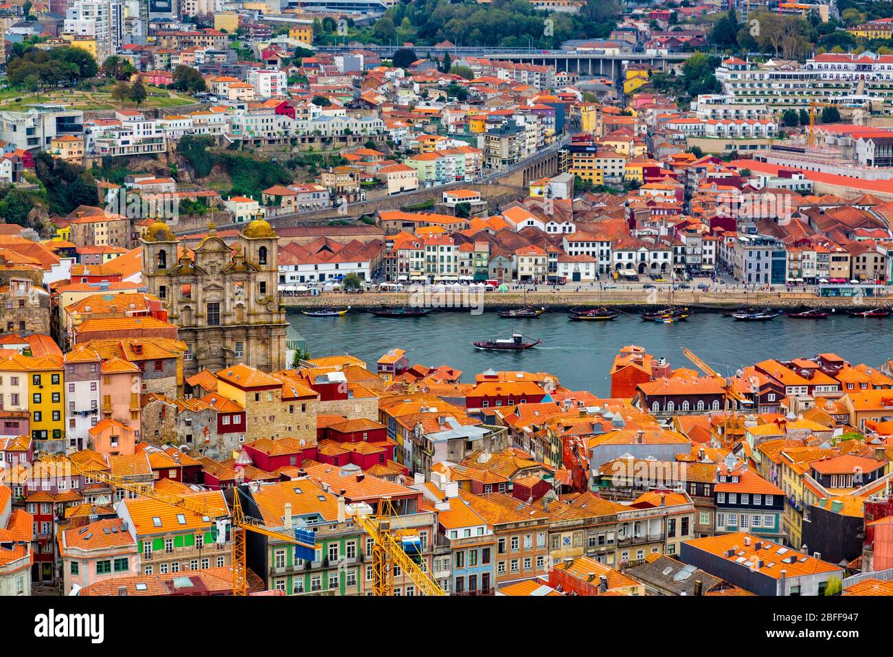Vista aerea dei vecchi edifici storici della città di Porto e Vila Nova de Gaia con il fiume Douro, Portogallo Foto Stock