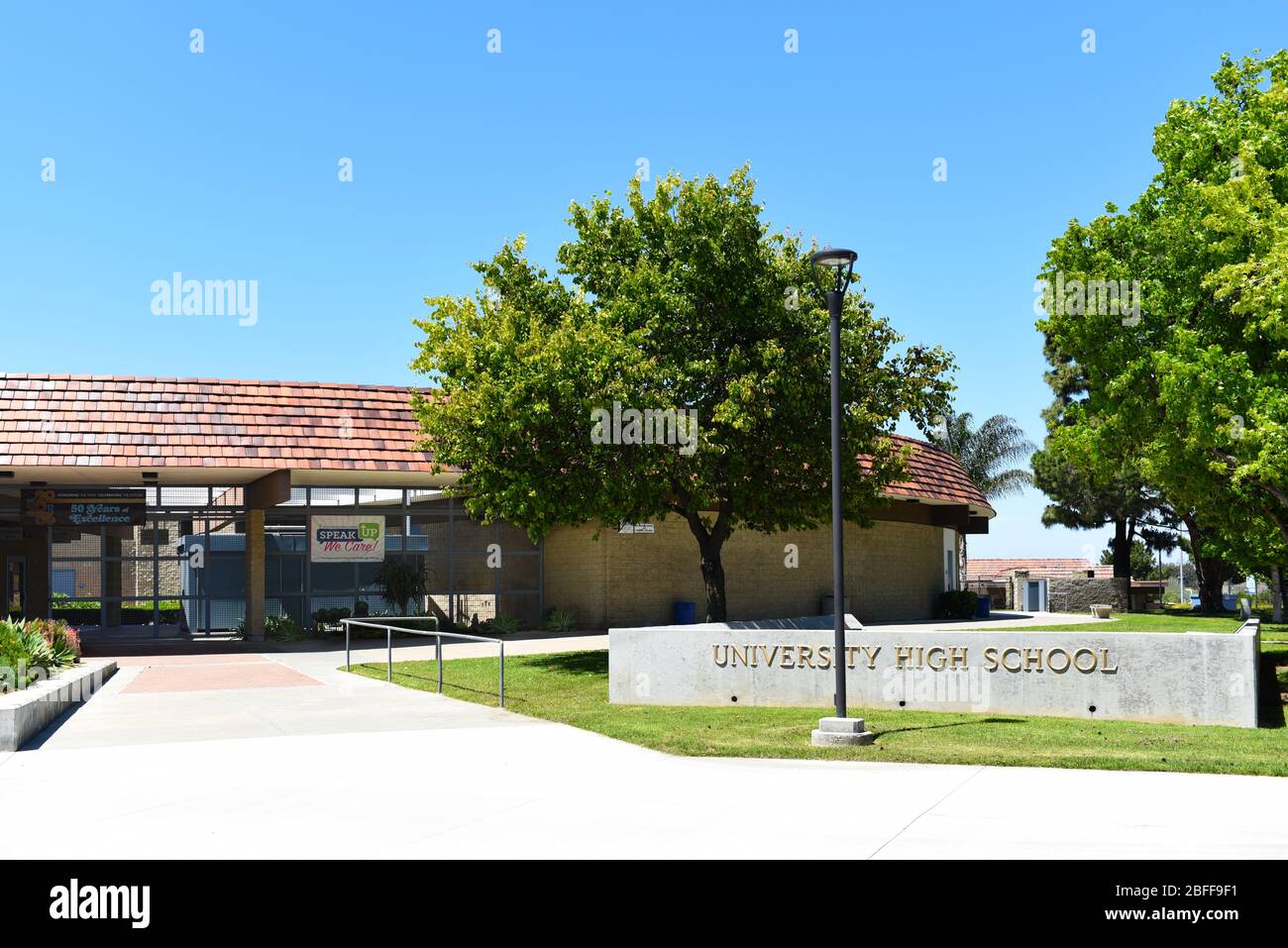 IRVINE, CALIFORNIA - 16 APRILE 2020: Ingresso alla University High School, la prima scuola superiore di Irvine, è una scuola pubblica di alto livello nella contea di Orange Foto Stock