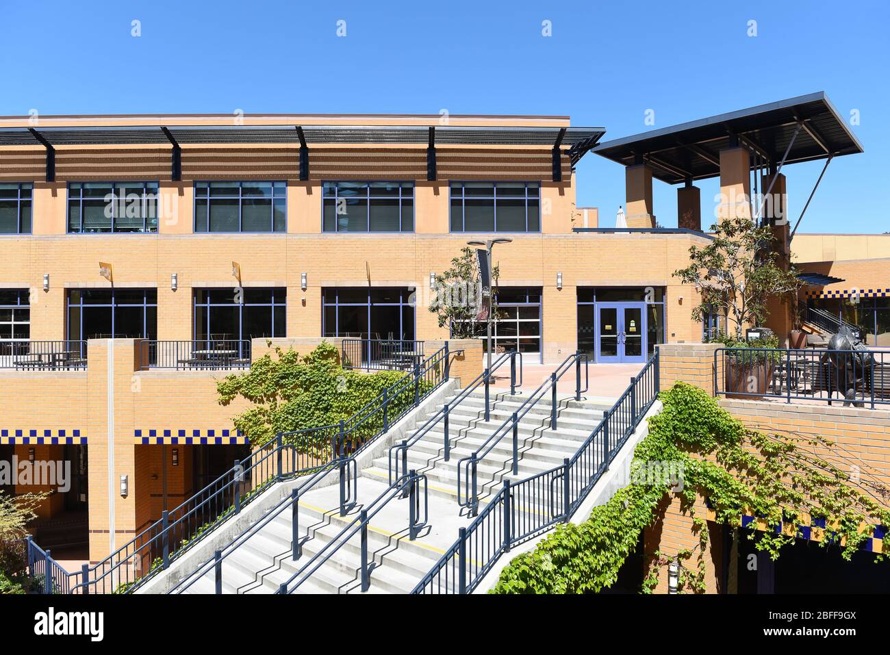 IRVINE, CALIFORNIA - 16 APRILE 2020: Centro per gli studenti e centro visitatori edificio nel campus della University of California Irvine, UCI. Foto Stock
