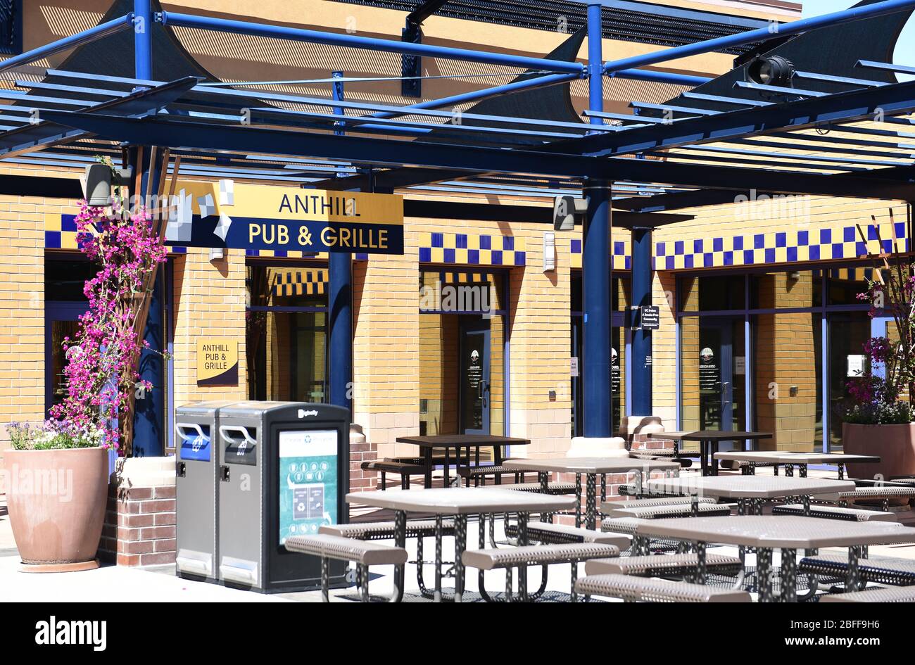 IRVINE, CALIFORNIA - 16 APRILE 2020: Anhill Pub and Grille all'East Food Court nel campus dell'Università della California Irvine, UCI. Foto Stock