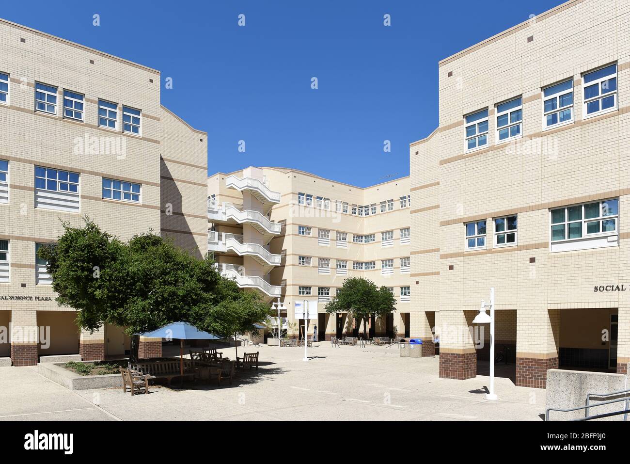 IRVINE, CALIFORNIA - 16 APRILE 2020: Edificio di Ecologia sociale II e Piazza di Scienze sociali nel campus dell'Università della California Irvine, UCI. Foto Stock