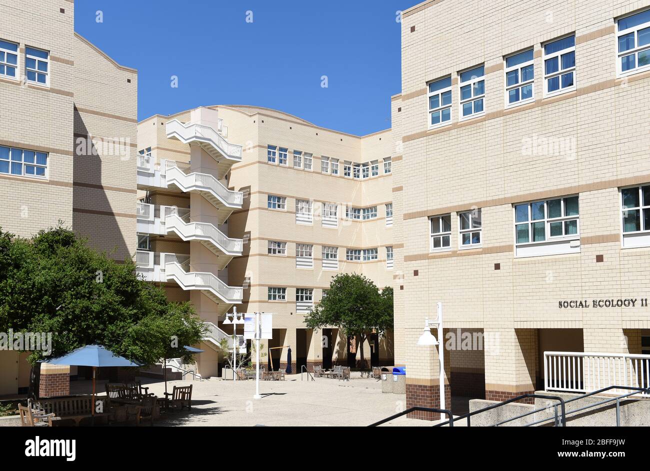 IRVINE, CALIFORNIA - 16 APRILE 2020: Edificio di Ecologia sociale II e Piazza di Scienze sociali nel campus dell'Università della California Irvine, UCI. Foto Stock