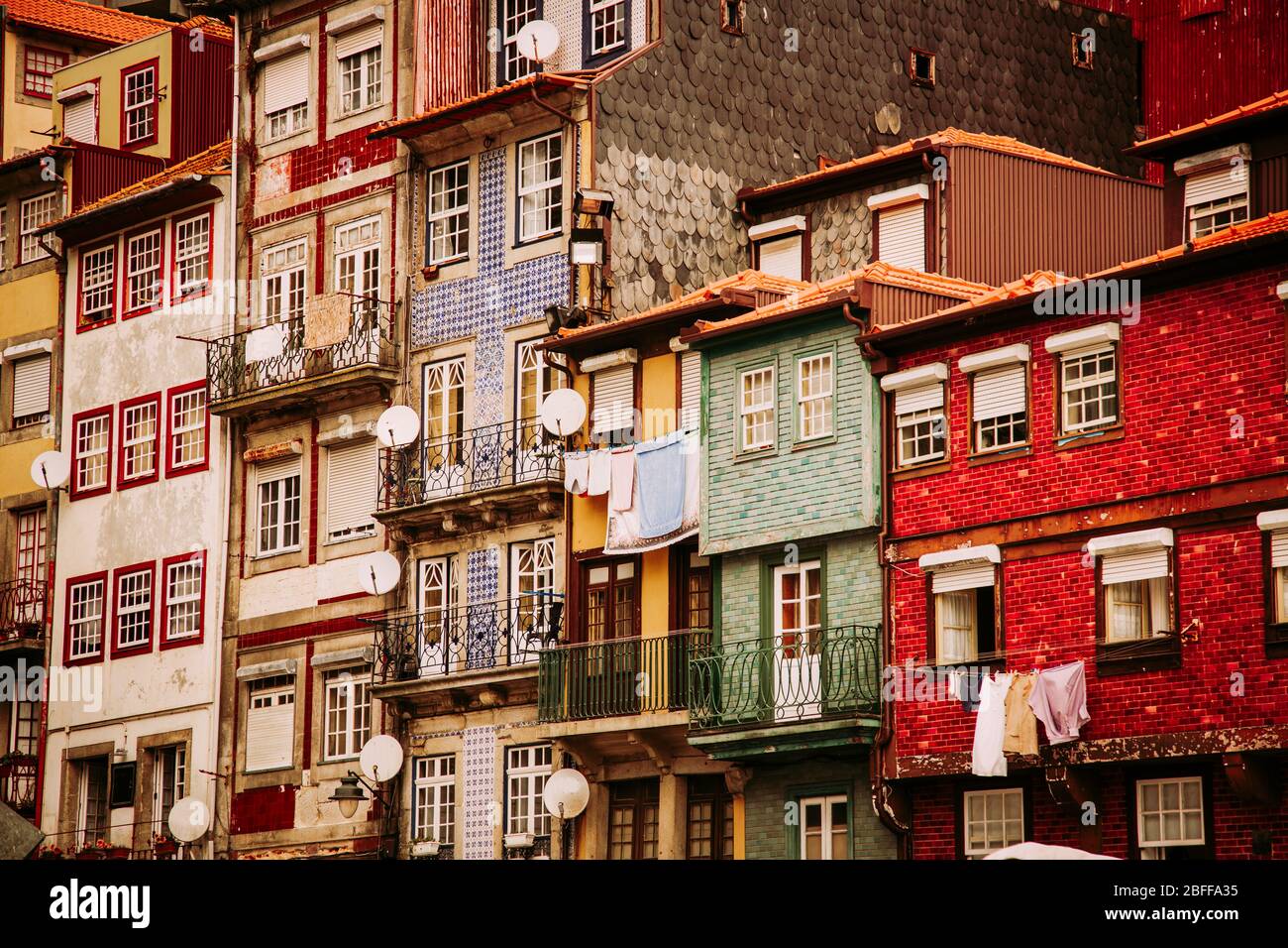 Splendidi edifici storici e colorati nella città vecchia di Ribeira, nella città di Porto, Portogallo Foto Stock