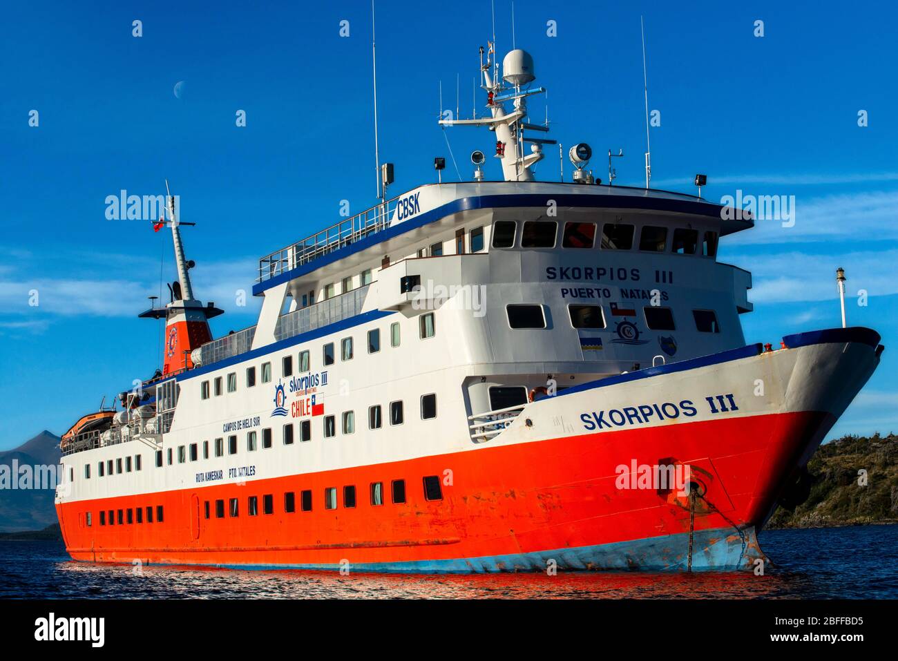 Crociera su Skorpios III a Angostura White sul bordo del canale del Sarmiento nel Parco Nazionale di Bernardo o'Higgins in Patagonia Cile fiordi vicino Puerto Foto Stock