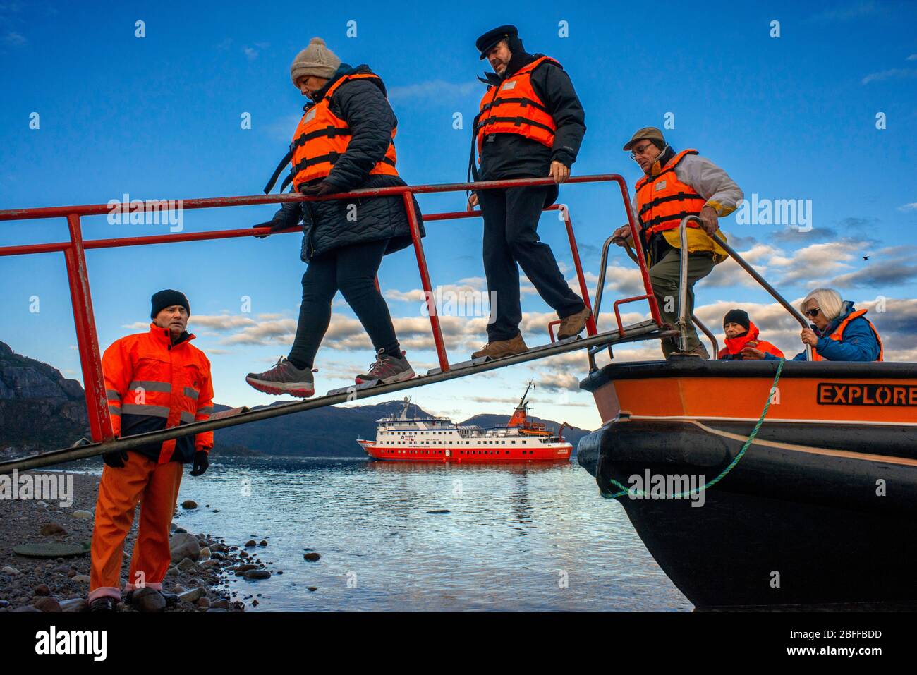 I passeggeri di Skorpios III sbarcano al Ghiacciaio Amalia sul bordo del canale del Sarmiento - Ghiacciaio Skua - Parco Nazionale Bernardo o'Higgins a Patag Foto Stock