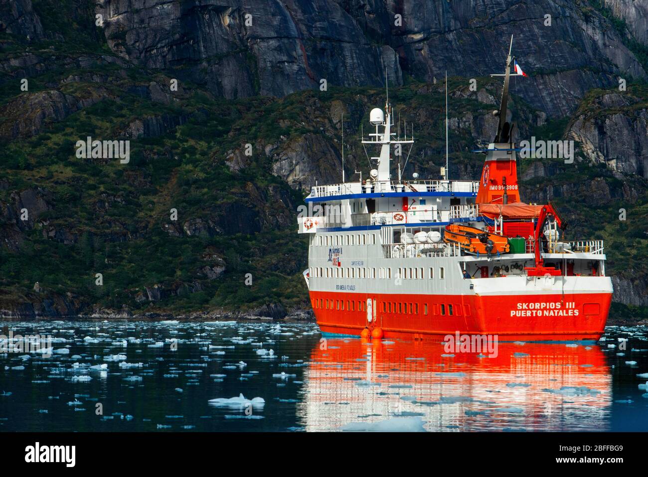 Crociera in Skorpios III al Ghiacciaio Amalia sul bordo del canale del Sarmiento - Ghiacciaio Skua - Parco Nazionale Bernardo o'Higgins in Patagonia Chile fiordi Foto Stock