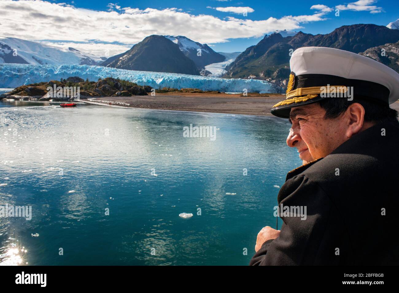 Luis Kochifas capitano di Skorpios III crociera al ghiacciaio Amalia sul bordo del canale del Sarmiento - ghiacciaio Skua - Parco Nazionale Bernardo o'Higgins Foto Stock