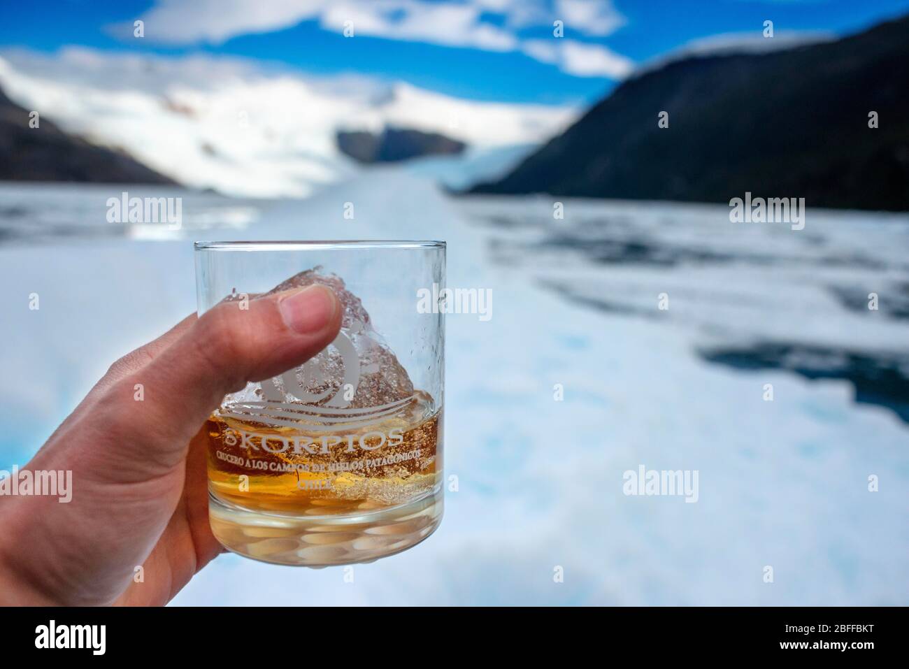 12 nel 30 è 12 anni whisky sulle rocce di 30.000 anni nella crociera rompighiaccio Capitan Constantino a Fjord Calvo sul bordo del Sarmiento Foto Stock