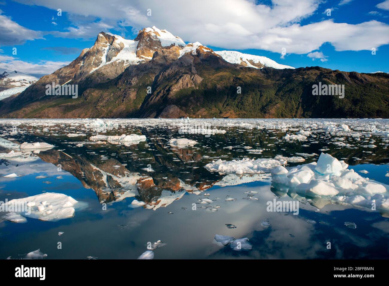 Fjord Calvo sul bordo del canale del Sarmiento nel Parco Nazionale di Bernardo o'Higgins in Patagonia Cile fiordi vicino a Puerto Natales, Cile Foto Stock