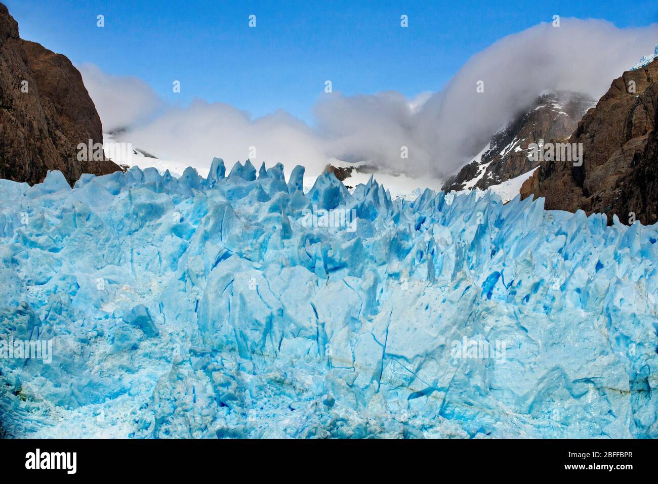 Ghiacciaio dell'Alsina sul bordo del canale del Sarmiento nel Parco Nazionale di Bernardo o'Higgins in Patagonia Cile fiordi vicino a Puerto Natales, Cile Foto Stock