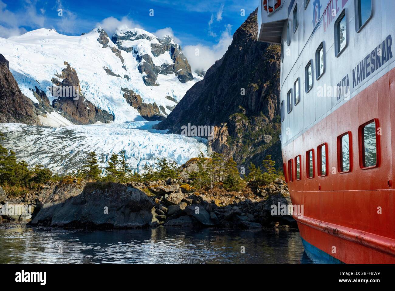 Crociera su Skorpios III al ghiacciaio del Bernal nel fiordo di Las montanas sul bordo del canale del Sarmiento nel Parco Nazionale di Bernardo o'Higgins in Patagonia Foto Stock