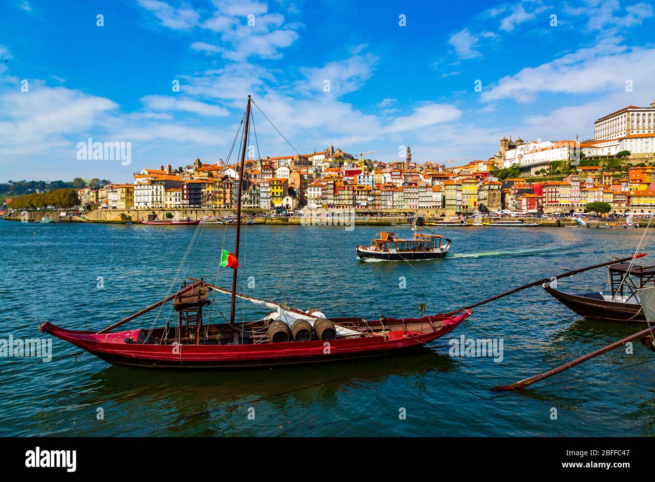 Porto, Portogallo, case colorate del quartiere di Riberia e del fiume Douro con tradizionali barche Rabelo con botti di vino Foto Stock