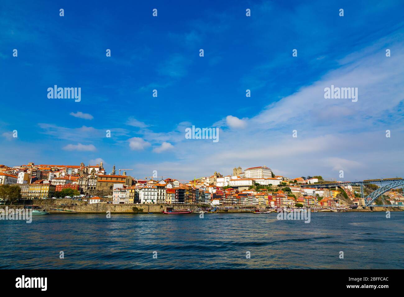 Porto, Portogallo, città vecchia di Riberia con case colorate, ponte Dom Luis, visto dal fiume Douro Foto Stock
