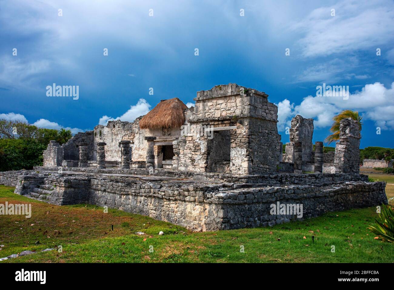 Rovine del tempio Maya a Tulum, Quintana Roo, Yucatan, Messico. Tulum è il sito di una città murata Maya precolombiana che serviva come ma Foto Stock