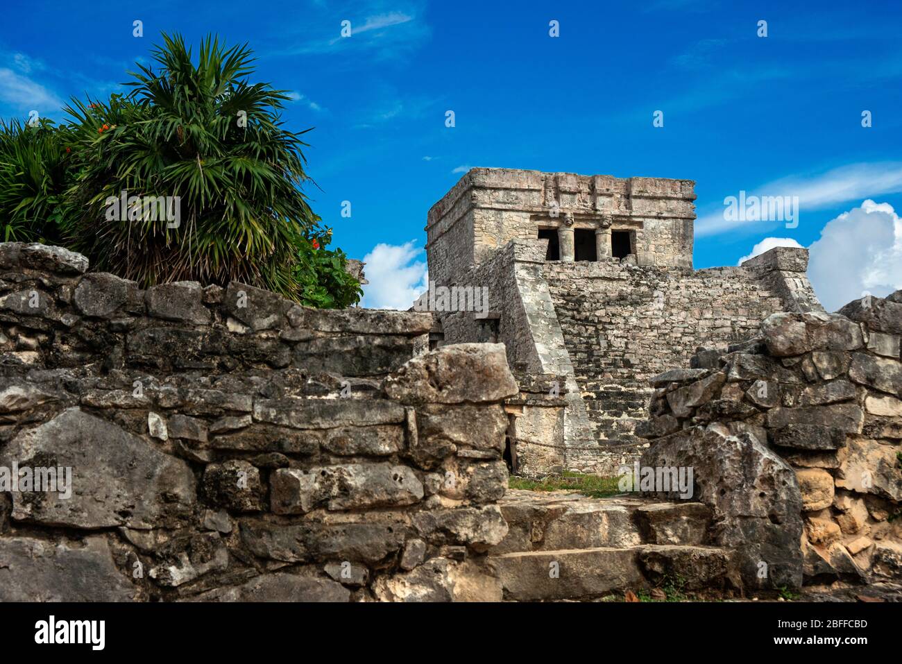 Rovine del tempio Maya a Tulum, Quintana Roo, Yucatan, Messico. Tulum è il sito di una città murata Maya precolombiana che serviva come ma Foto Stock