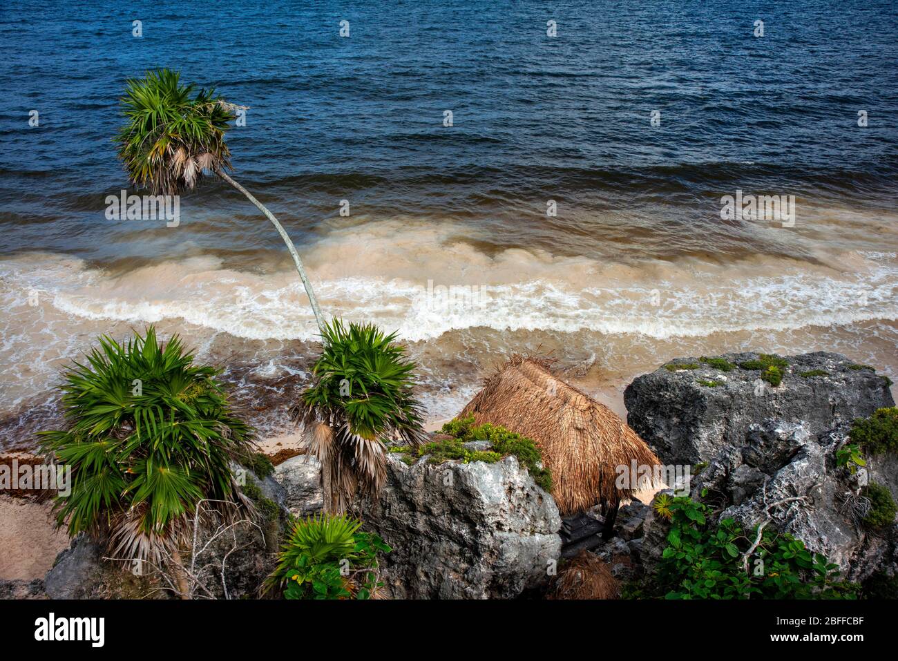 Rovine del tempio Maya a Tulum, Quintana Roo, Yucatan, Messico. Tulum è il sito di una città murata Maya precolombiana che serviva come ma Foto Stock
