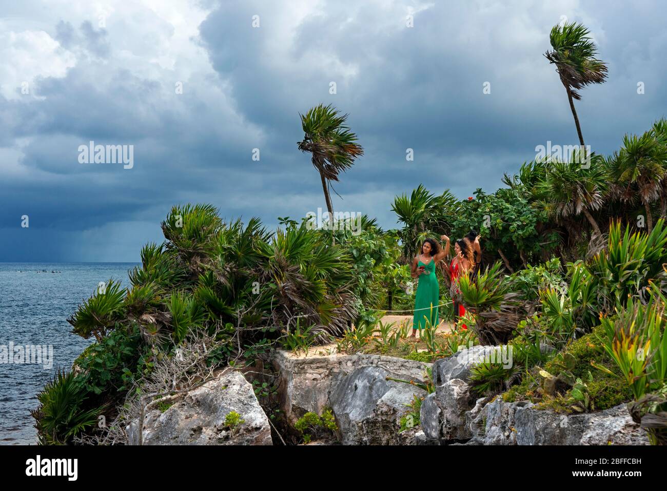 Turisti alle rovine del tempio Maya a Tulum, Quintana Roo, Yucatan, Messico. Tulum è il sito di una città murata Maya precolombiana che si trova Foto Stock
