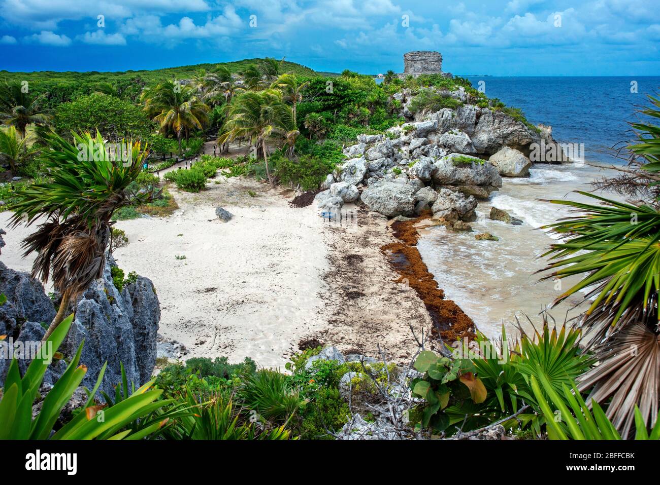 Rovine del tempio Maya a Tulum, Quintana Roo, Yucatan, Messico. Tulum è il sito di una città murata Maya precolombiana che serviva come ma Foto Stock