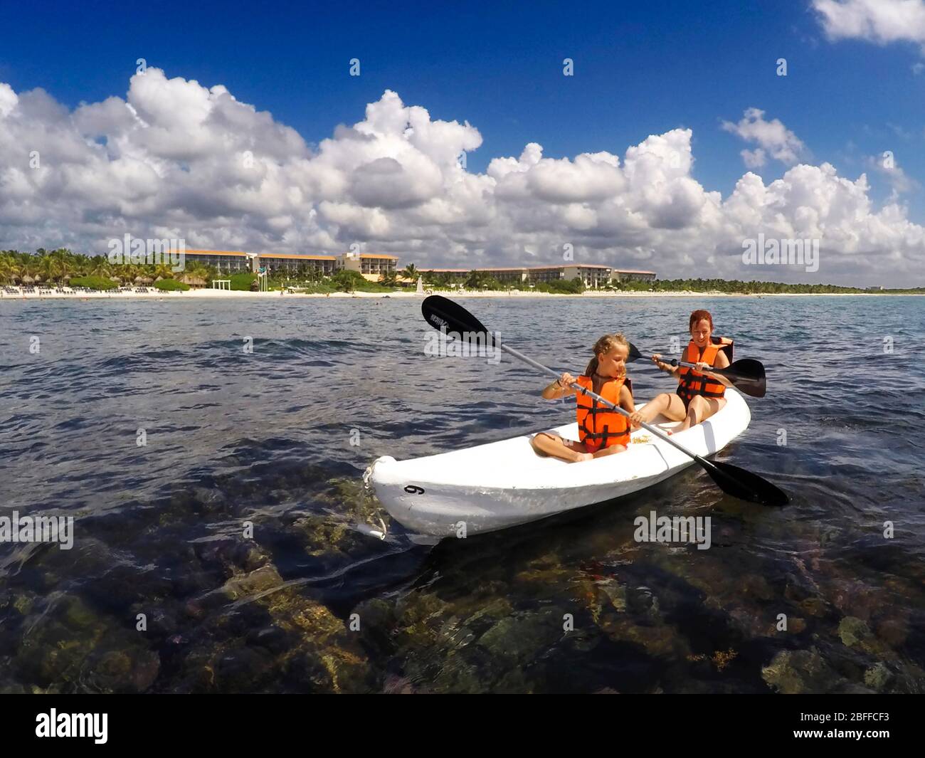 Kayakking di fronte alla spiaggia del Grand Palladium White Sand Resort and Spa nella Riviera Maya, Penisola dello Yucatan, Quintana Roo, Costa dei Caraibi, Messico Foto Stock