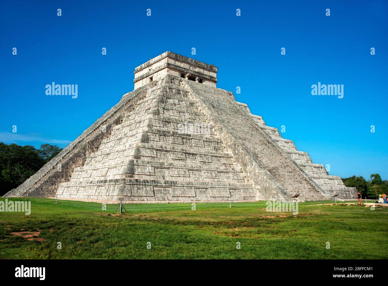 El Castillo, la Piramide di Kukulkán, è l'edificio più popolare nella rovina Maya dell'UNESCO del sito archeologico di Chichen Itza Penisola Yucatan, qui Foto Stock
