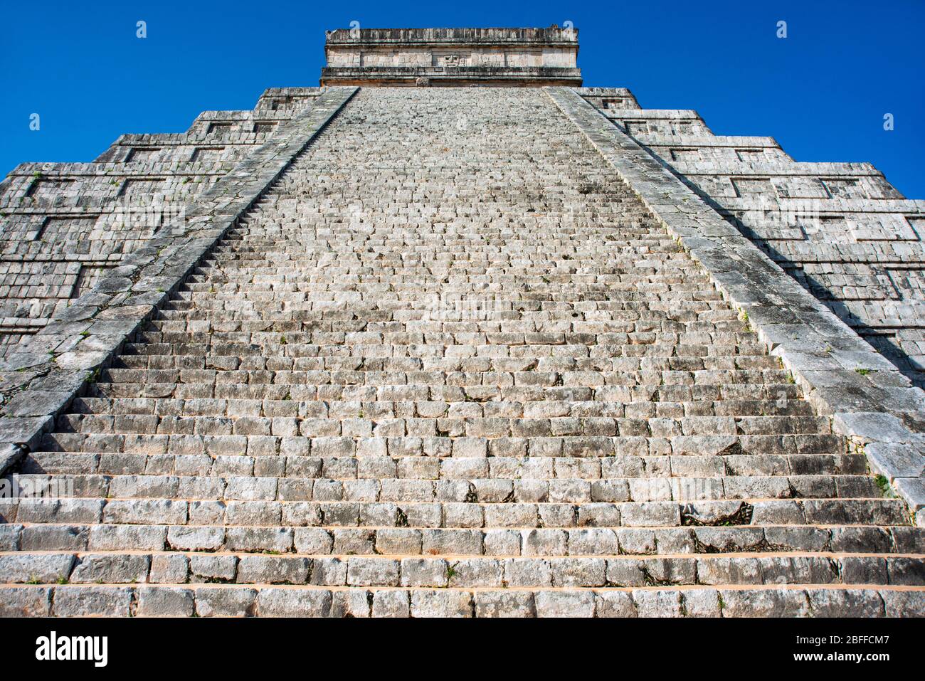 El Castillo, la Piramide di Kukulkán, è l'edificio più popolare nella rovina Maya dell'UNESCO del sito archeologico di Chichen Itza Penisola Yucatan, qui Foto Stock