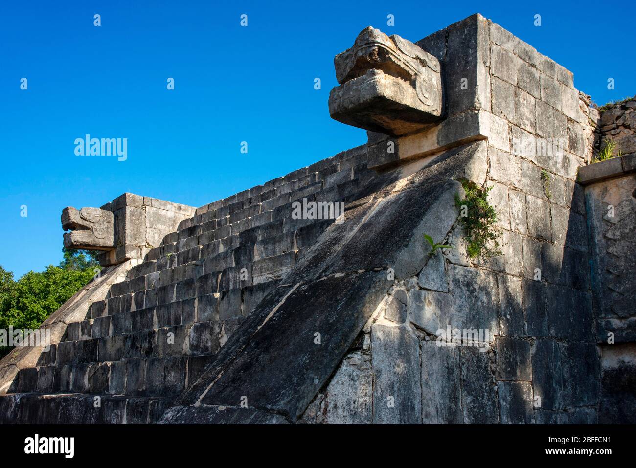 Scultura testa serpente in rovina maya del sito archeologico di Chichen Itza nella penisola dello Yucatan, Quintana Roo, Costa dei Caraibi, Messico Foto Stock