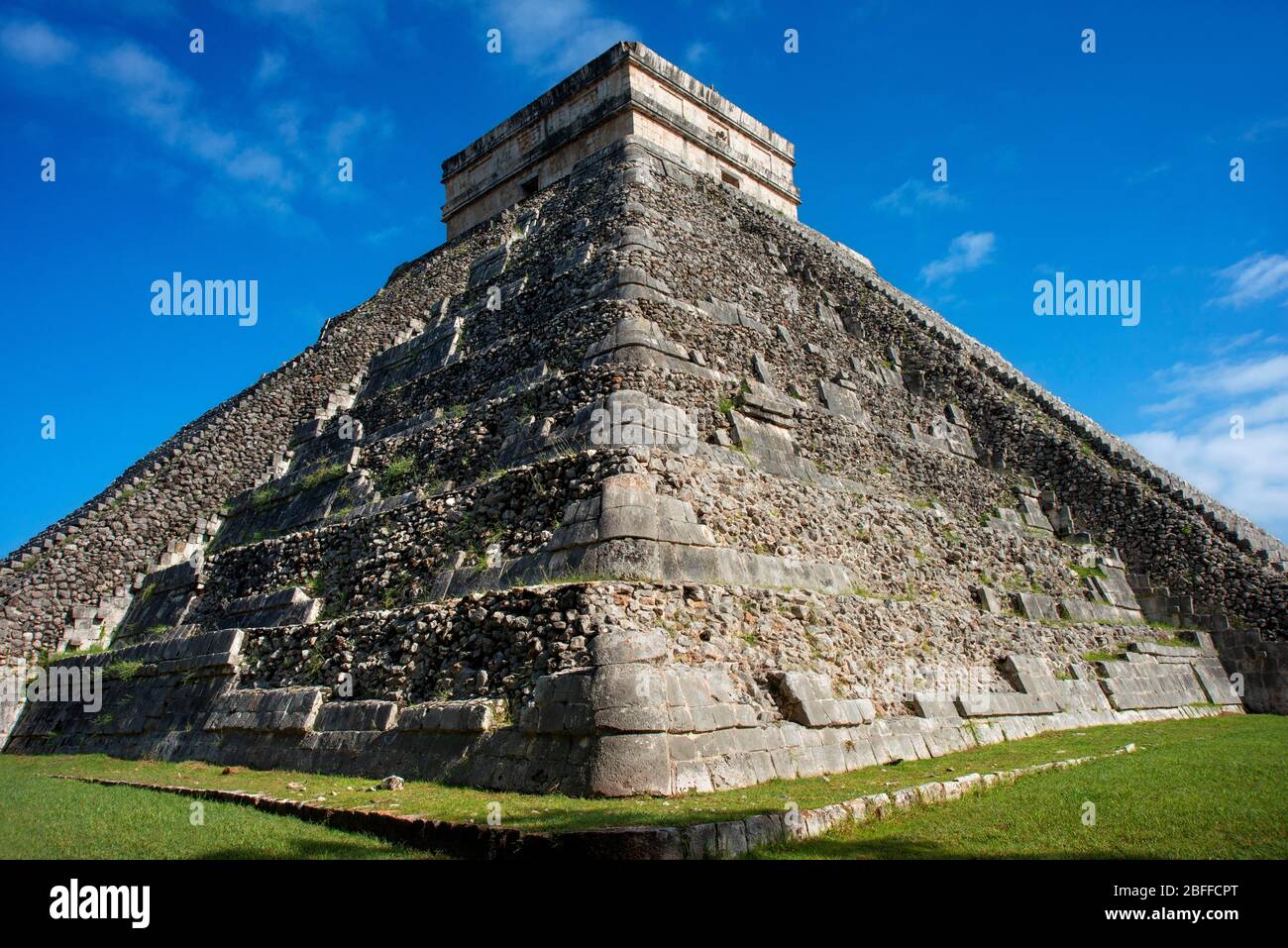 El Castillo, la Piramide di Kukulkán, è l'edificio più popolare nella rovina Maya dell'UNESCO del sito archeologico di Chichen Itza Penisola Yucatan, qui Foto Stock
