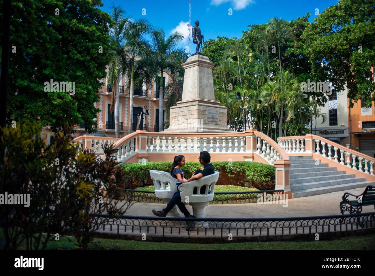 Coppia di amanti nel Parque Hidalgo e la statua di Manuel Cepeda Peraza, Merida, Yucatan, Messico Foto Stock