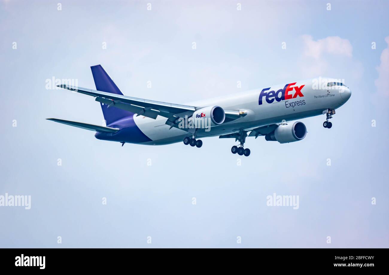 AEREO FEDEX FEDERAL EXPRESS durante l'atterraggio all'Aeroporto Internazionale di Changi, Singapore, 30 marzo 2020 Foto Stock