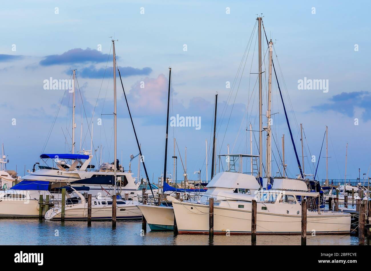 Yacht, barche a vela e imbarcazioni da diporto sono attraccati nel porto di Pass Christian al tramonto, 27 giugno 2013, a Pass Christian, Mississippi. Foto Stock