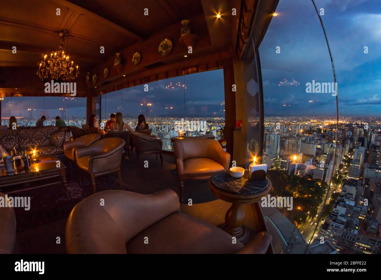 In cima all'edificio Italia, il grattacielo più alto di San Paolo, un bel bar sul tetto invita a un drink e una bella vista sulle luci della città. Foto Stock