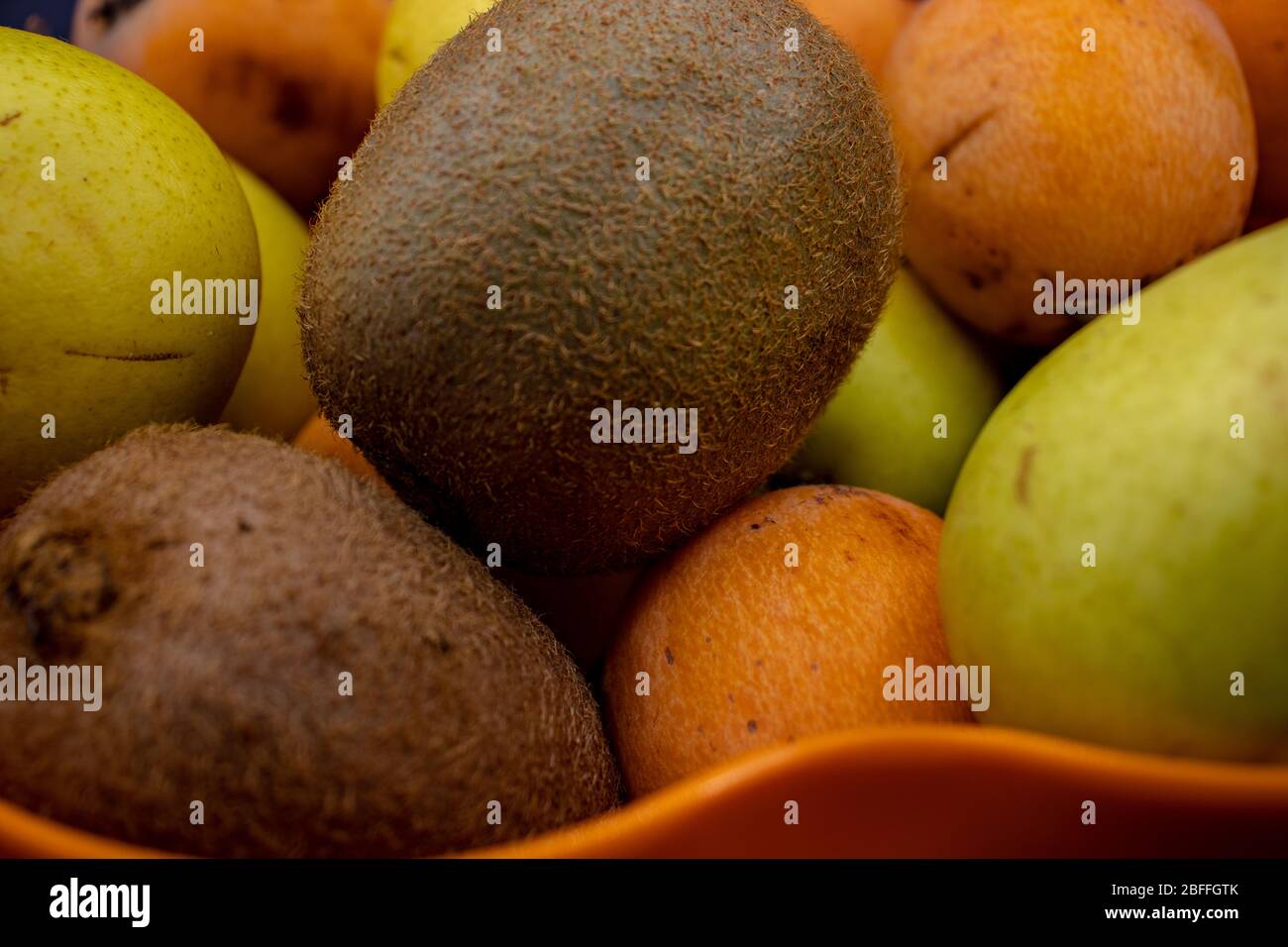 Roma, 25 aprile 2020. Un cesto di frutta fresca, kiwi e medlars. Vitamina C importante per il sistema immunitario. Foto Stock