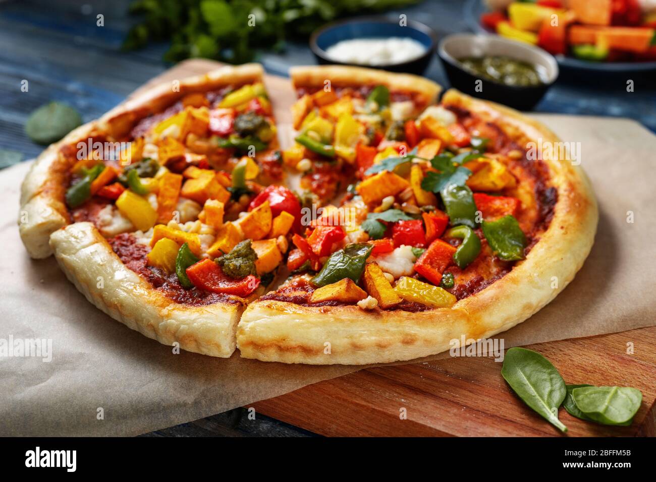 Cibo vegano. Pizza sana con verdure su sfondo blu Foto Stock