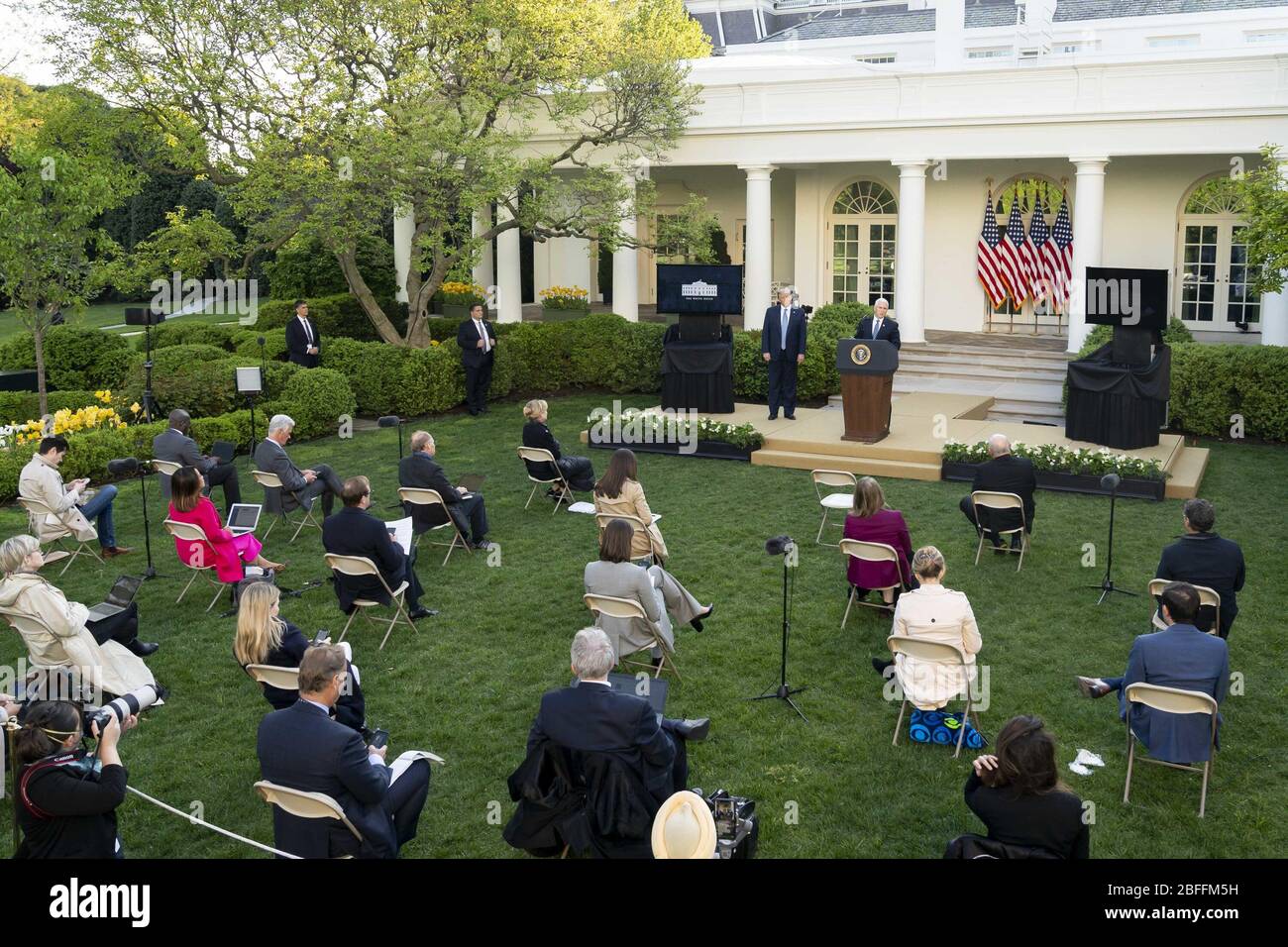 Washington, Stati Uniti d'America. 15 aprile 2020. Il Presidente Donald J. Trump ascolta il Vicepresidente Mike Pence che esprime le sue osservazioni durante un briefing di aggiornamento sui coronavirus mercoledì 15 aprile 2020, presso il Rose Garden della Casa Bianca. People: Vice President Mike Pence Credit: Storms Media Group/Alamy Live News Foto Stock