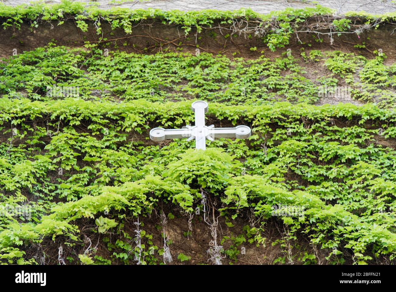 Olivos, Buenos Aires / Argentina; 14 ottobre 2018: Particolare della facciata della parrocchia Gesù nel Giardino degli Ulivi. Le pareti esterne sono coperte da prett Foto Stock