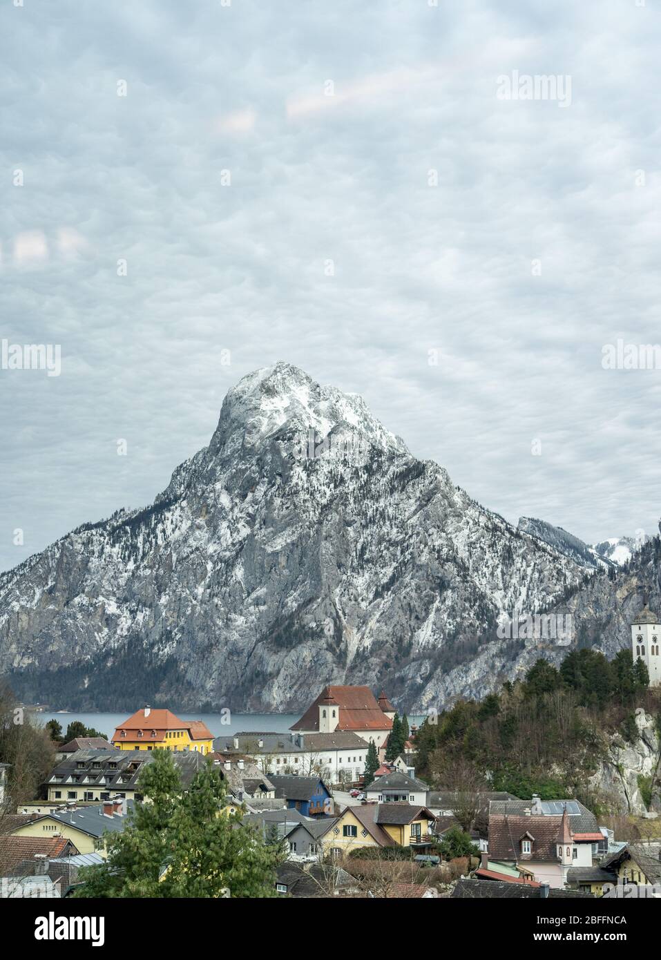 Piccolo villaggio austriaco di lago Traunsee con montagna di neve Traunstein vicino Altmunster, Austria : Foto Stock