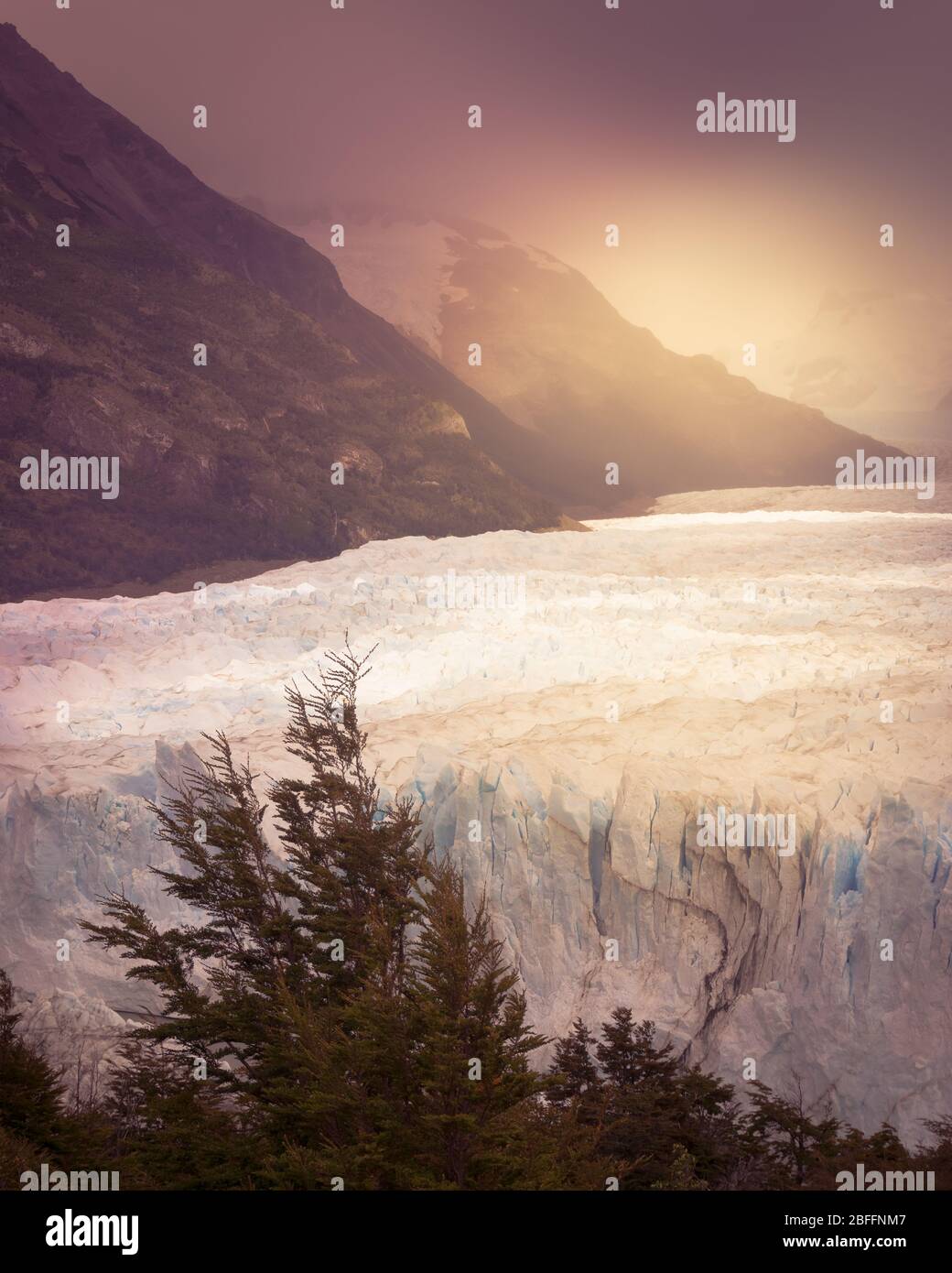 Una vista del lago e il ghiacciaio Perito Moreno parco nazionale Los Glaciares. La Patagonia Argentina in autunno. Foto Stock