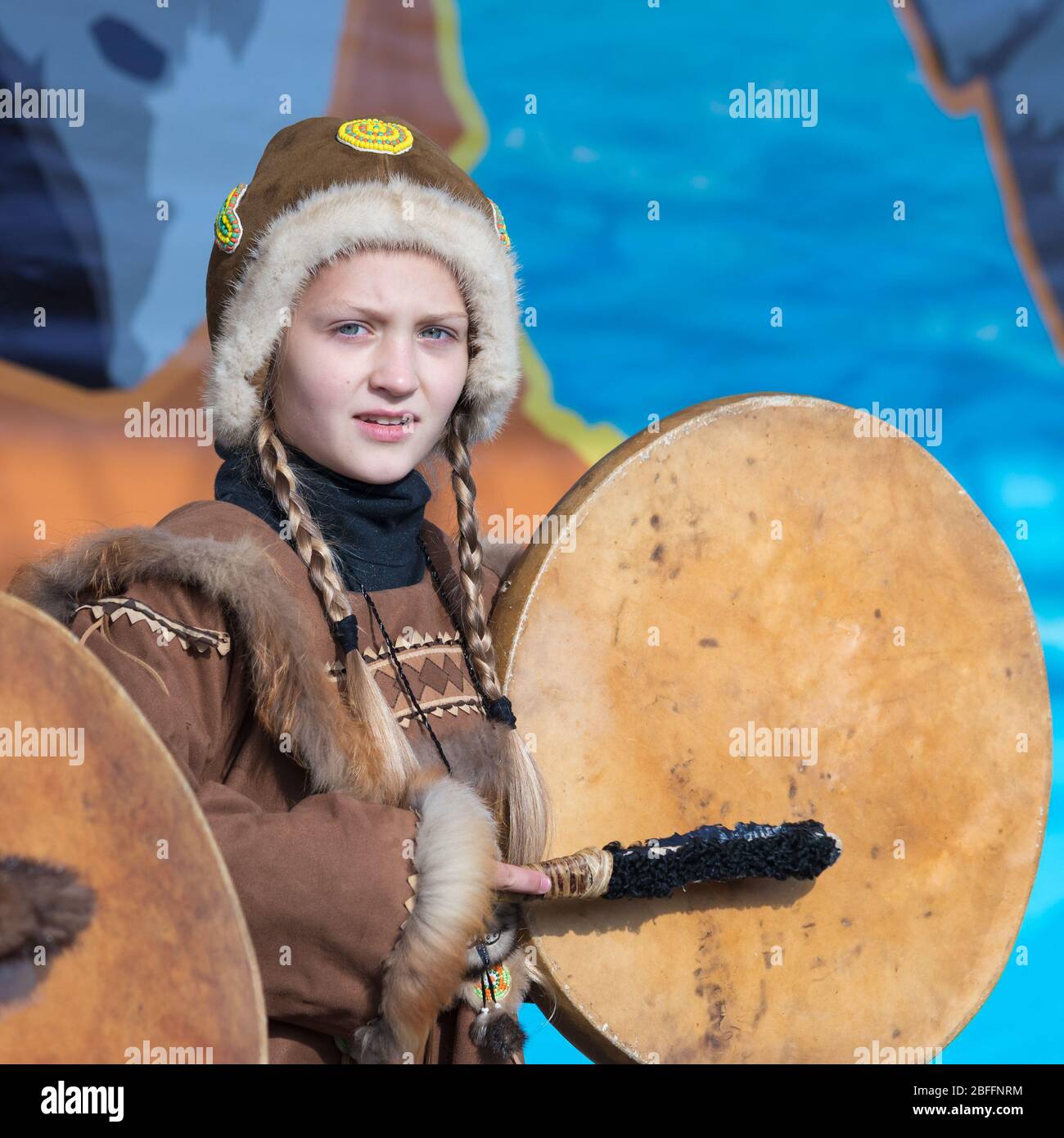 Donna bambino che balla con tamburello in abiti tradizionali abitanti indigeni Kamchatka. Festa del concerto Koryak festa nazionale giorno del Seal Foto Stock