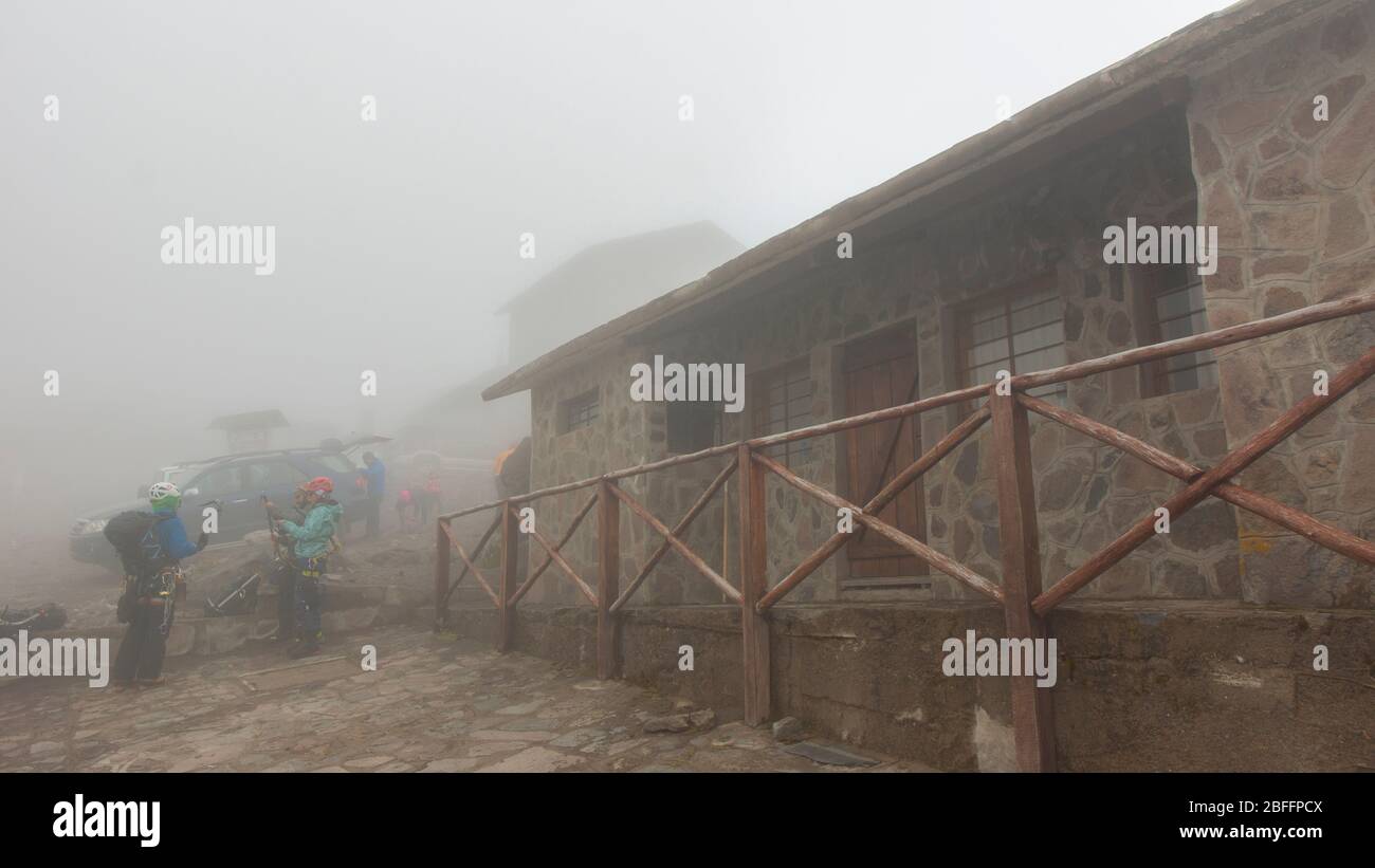 Cayambe, Pichincha / Ecuador - Febbraio 24 2020: Persone vestite con attrezzi da arrampicata in piedi accanto al rifugio Ruales Oleas Berge situato accanto al CA Foto Stock