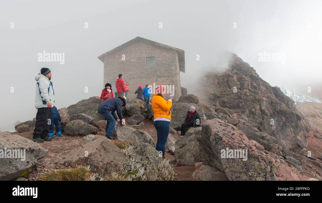 Cayambe, Pichincha / Ecuador - Febbraio 24 2020: Gruppo di turisti che guardano il paesaggio del vulcano Cayambe vicino al rifugio Ruales Oleas Berge Foto Stock