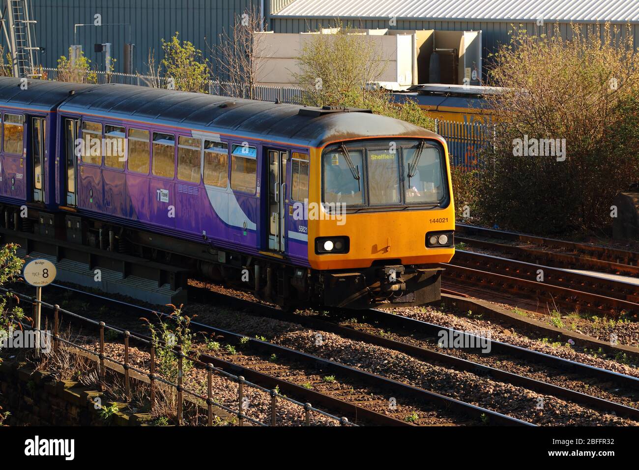 Un treno ferroviario britannico di classe 144 Pacer operato da Metro che opera tra Leeds e Sheffield Foto Stock
