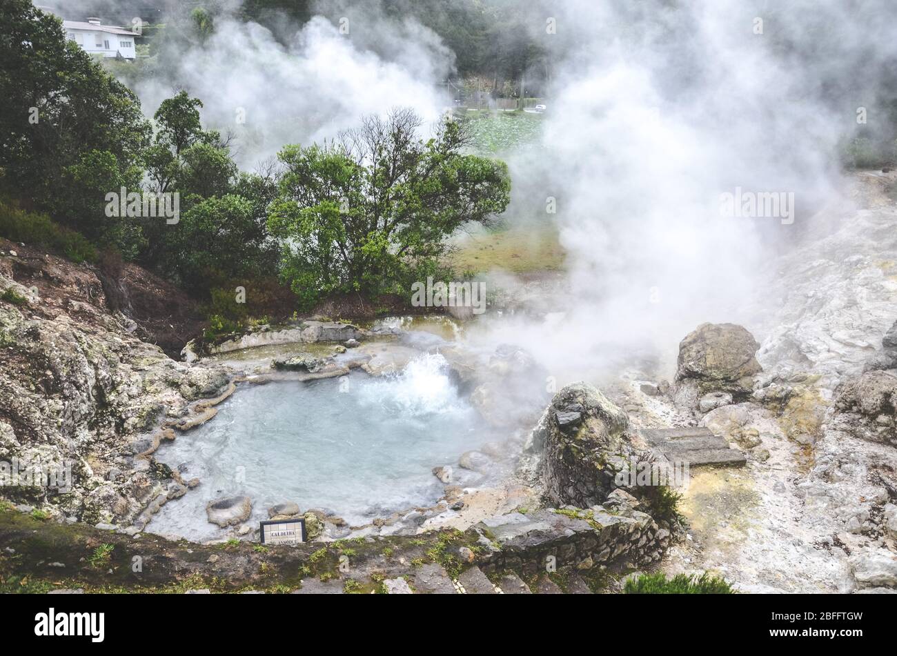 Furnas, Sao Miguel, Azzorre, Portogallo - 13 gennaio 2020: Sorgenti termali vulcaniche in portoghese Furnas. Sorgente di zolfo geotermica. Vapore che circonda le piscine d'acqua. Foto Stock