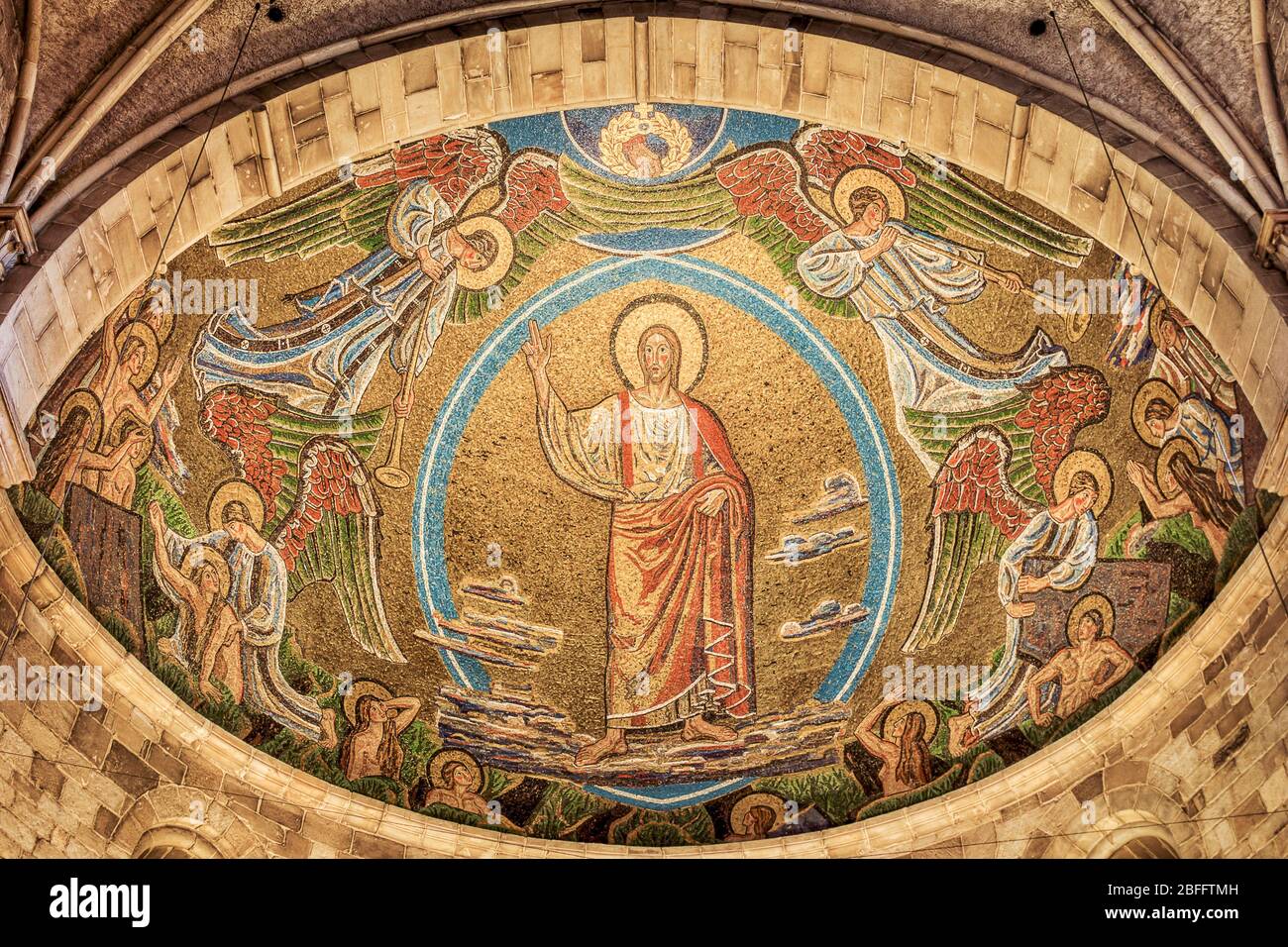Gesù viene sui cieli del cielo il giorno del giudizio e i morti si alzano dalle loro tombe, un mosaico nella Cattedrale di Lund, 22 luglio 2016 Foto Stock